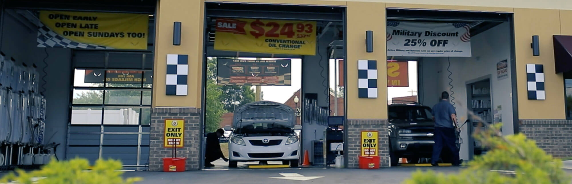 Take 5 Oil Change franchise bay image from the brand's official franchise website.