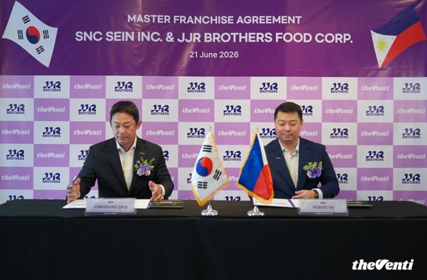 The Venti CEO Choi Jun-kyung and JJR Brothers Food Corp CEO Robert Oh sign a master franchise agreement.
